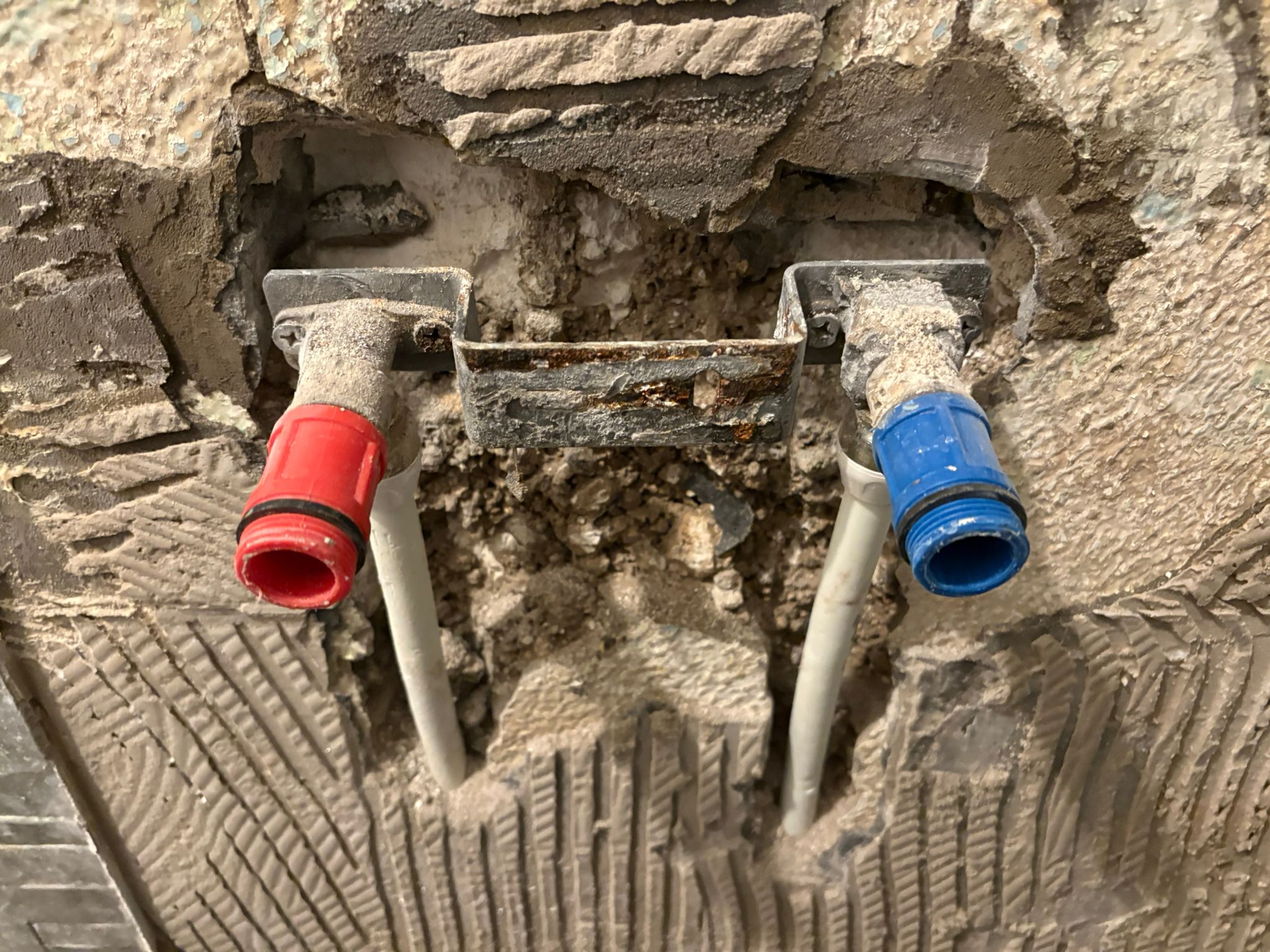 Douche lekkage — muurplaat in de muur vervangen