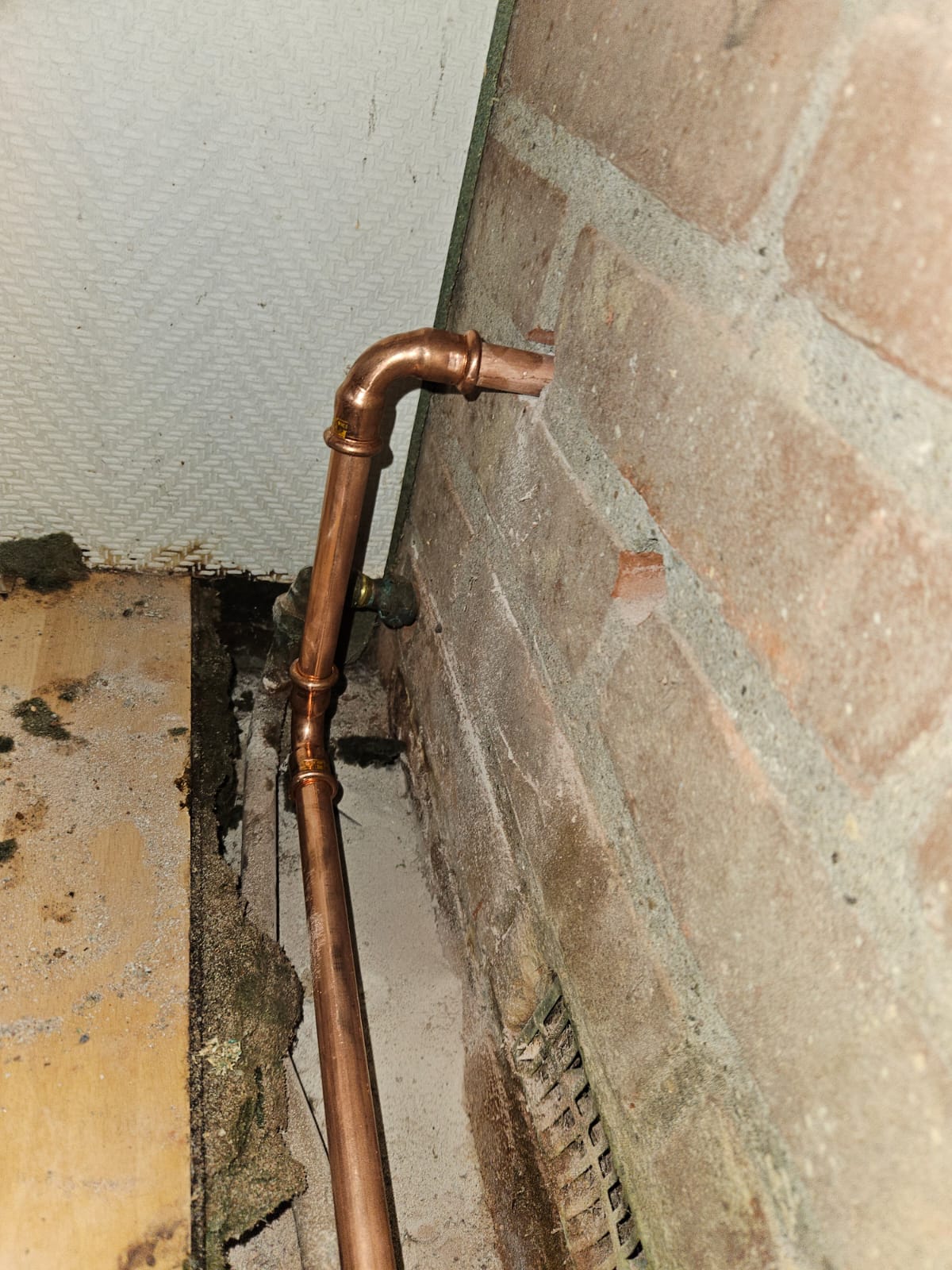 Koper waterleiding bij vloer gesprongen — spoed