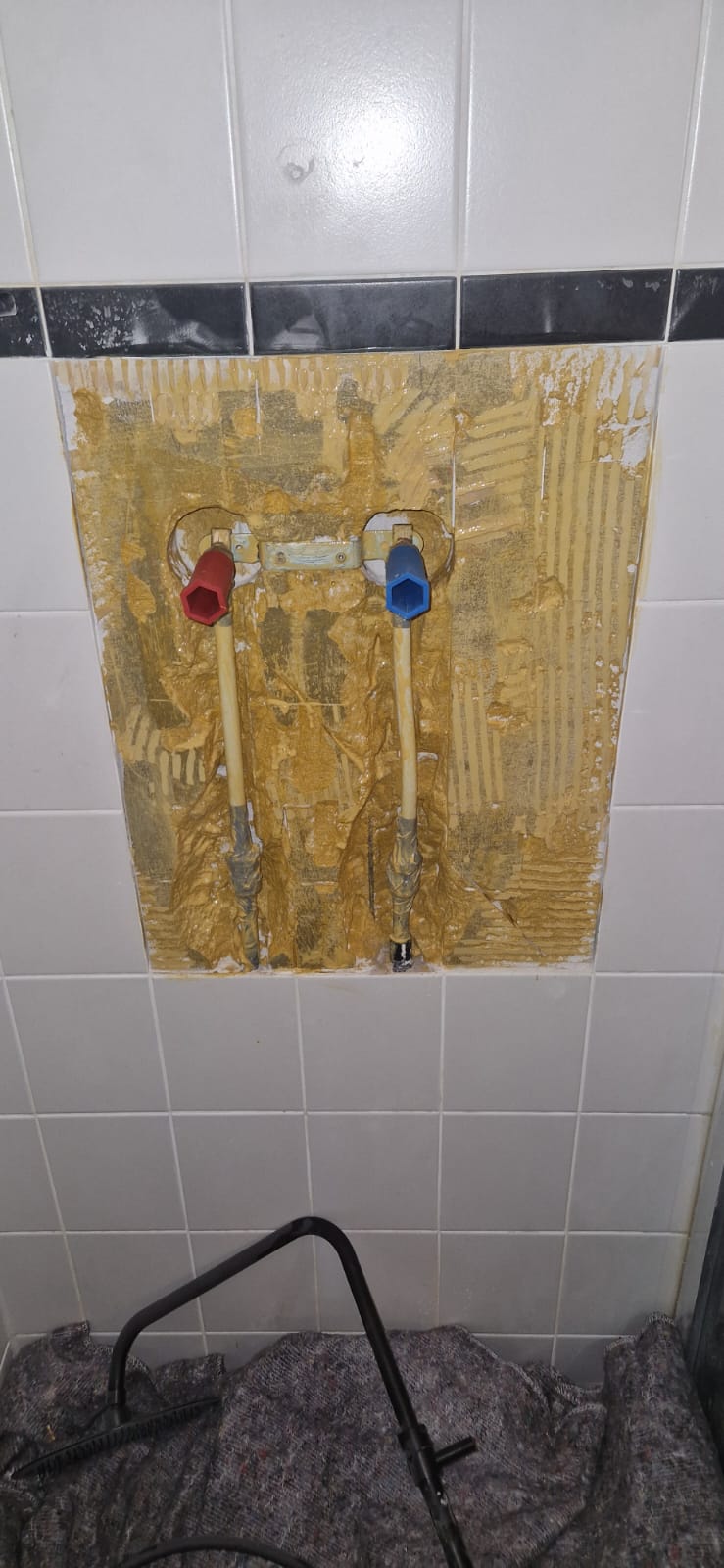 Badkamer lekkage — muurbeugel douche vervangen